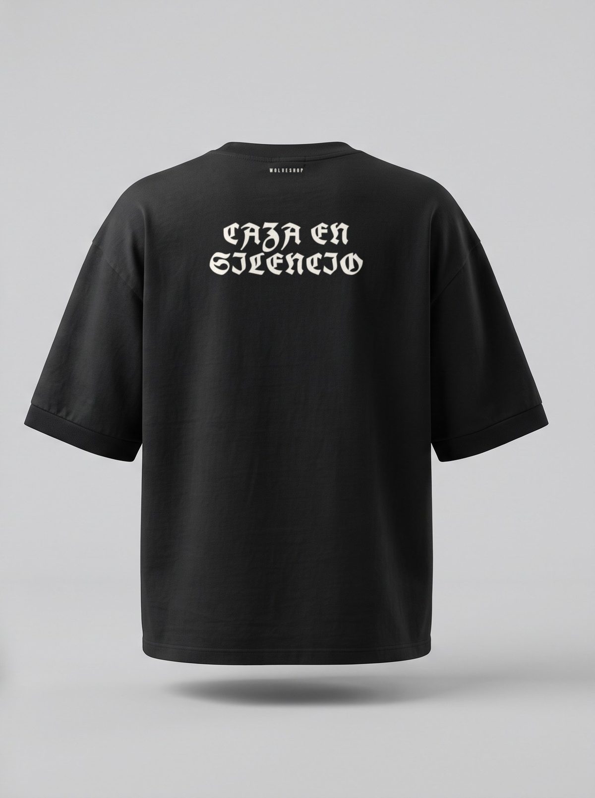 Playera negra con frase en letra gótica